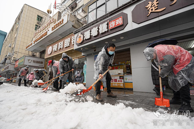 黃石港區(qū)財政局黨員干部破冰除雪勇當(dāng)先