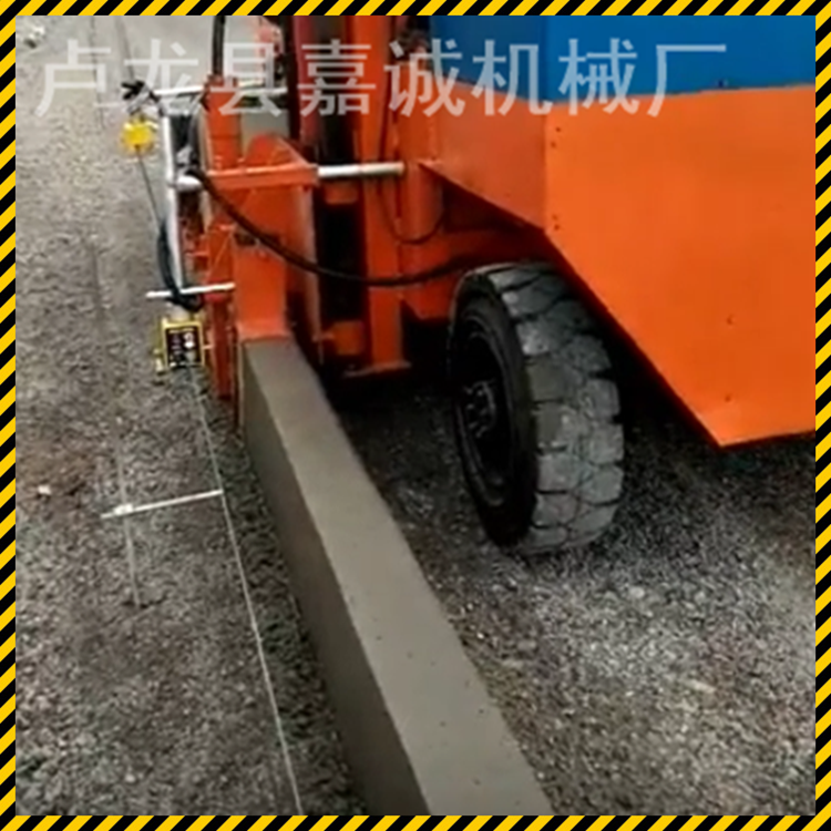 你只管坐著,干活的事情讓路緣石滑模機來