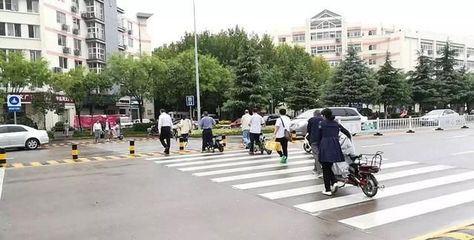 電動車又出新規(guī),騎行路過斑馬線需要下車推行,合理嗎?